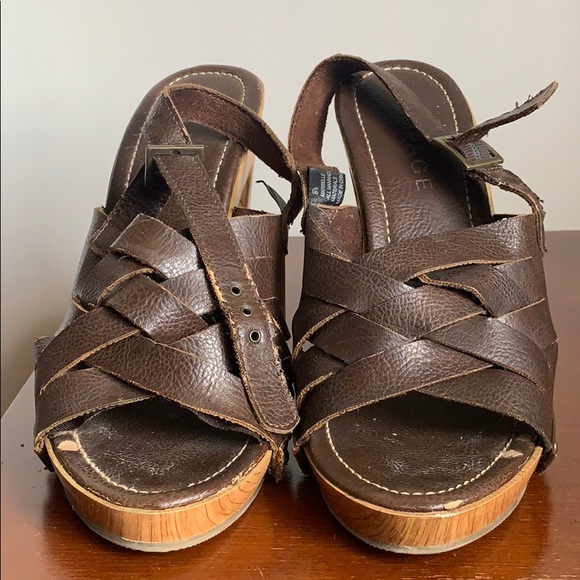 WOMANS SIZE 9 1/2 HEELS - Picture 2 of 3